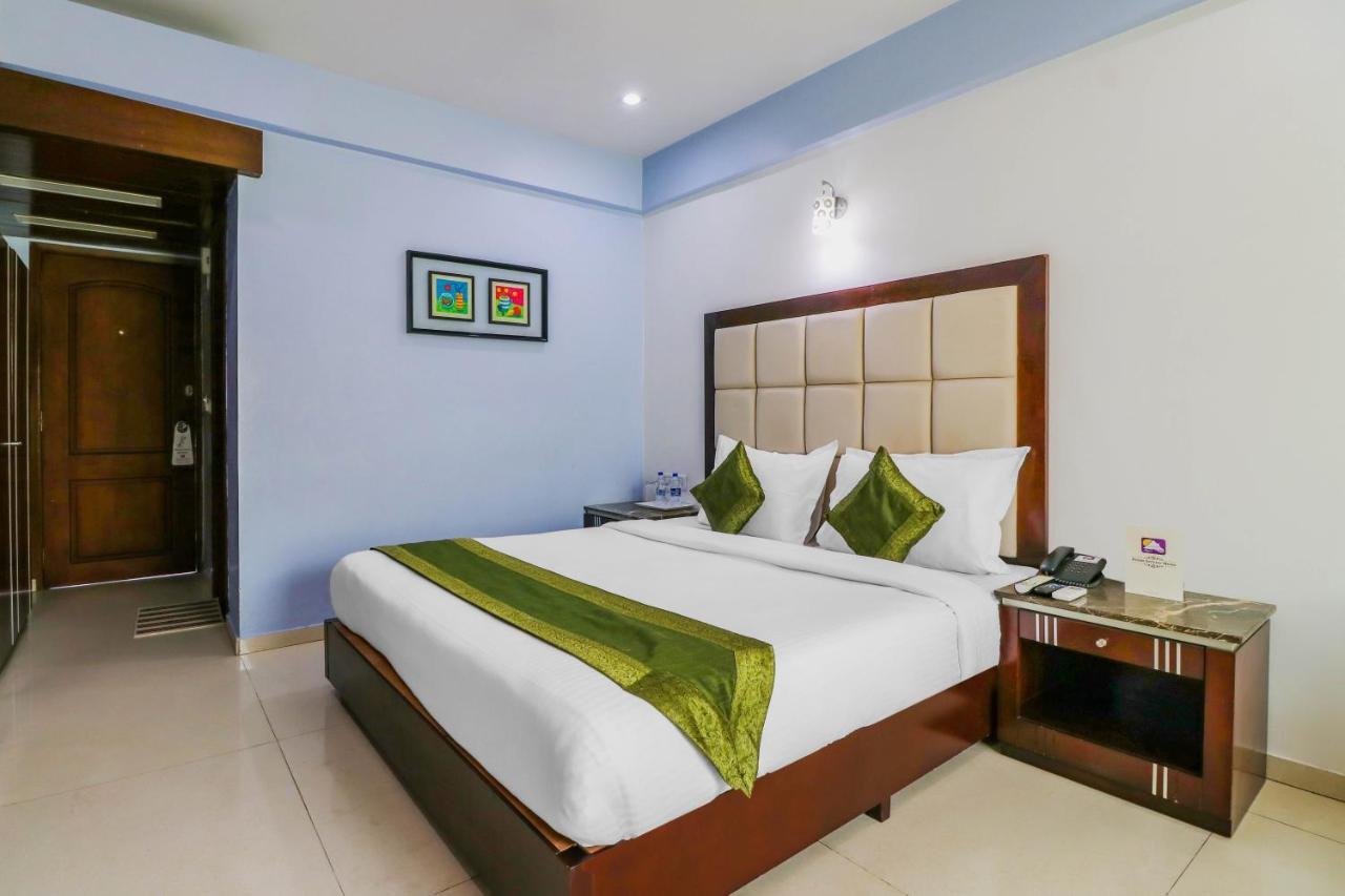 Treebo Trend Hotel Parker Ahmedabad Exterior photo